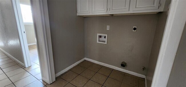 Building Photo - 12905 Blackpool Ln