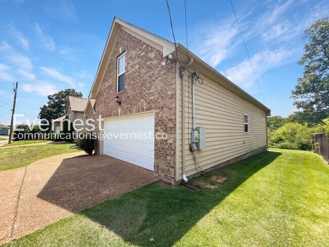 Foto del edificio - 3-Bed/2-Bath Home with Fireplace and 2-Car Garage/Available Now!