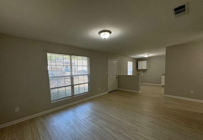 Foto del edificio - 251 Lawrence Rd