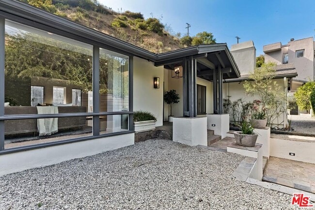 Building Photo - 1847 N Beverly Dr