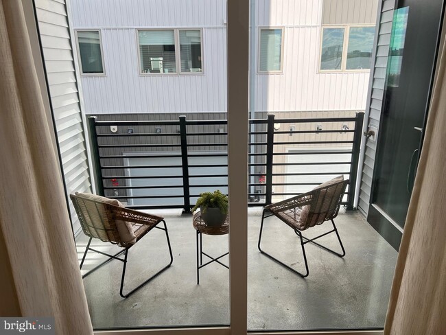 Building Photo - 3001 Cityview Walk