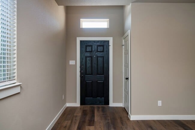 Foto del edificio - GORGEOUS 3 BEDROOM DUPLEX LOCATED IN MIDLO...