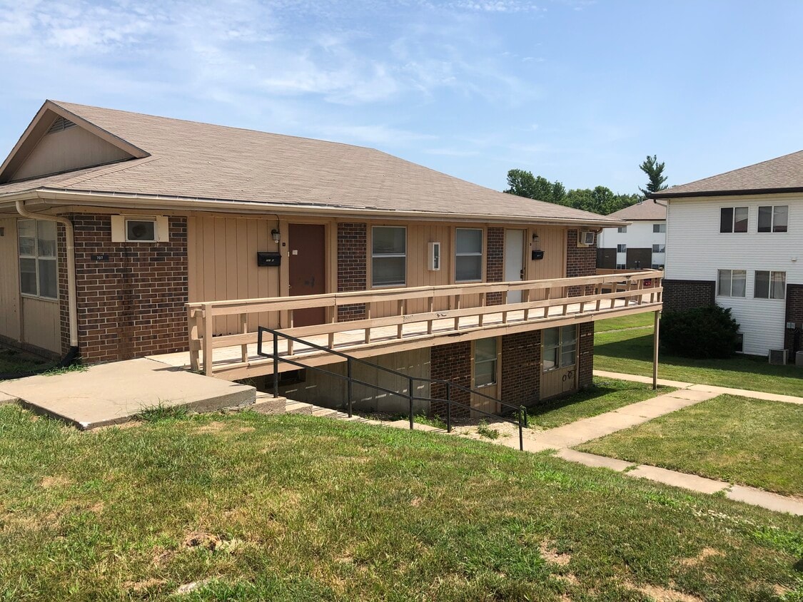 Primary Photo - Parkway Village Apartments