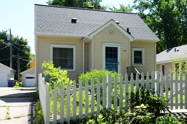 Building Photo - Cozy 2-Bed 2-Bath Home in St. Paul - Available Now!