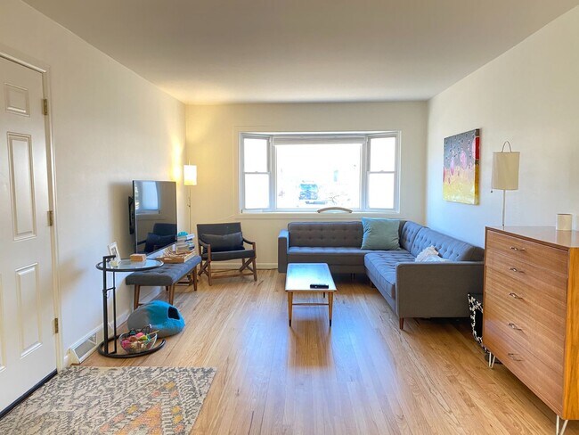 Building Photo - 3 Bed 1 Bath Ranch Home In East Boulder.