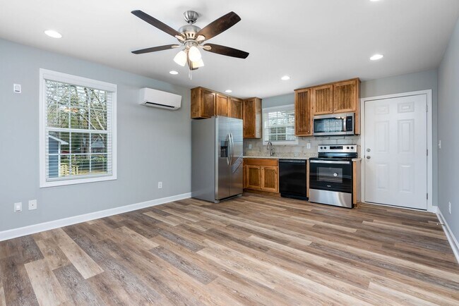 Building Photo - Charming Cottage in Auburn!