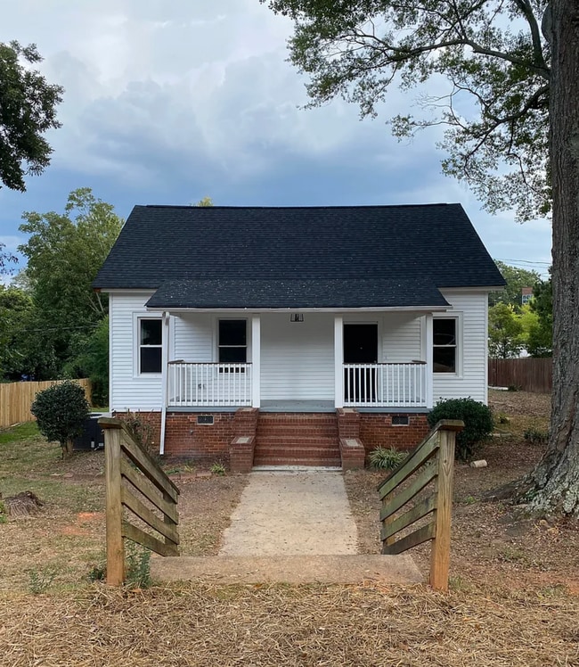 Renovated 3/1 Available Near Downtown Gree... - Renovated 3/1 Available Near Downtown Gree... House