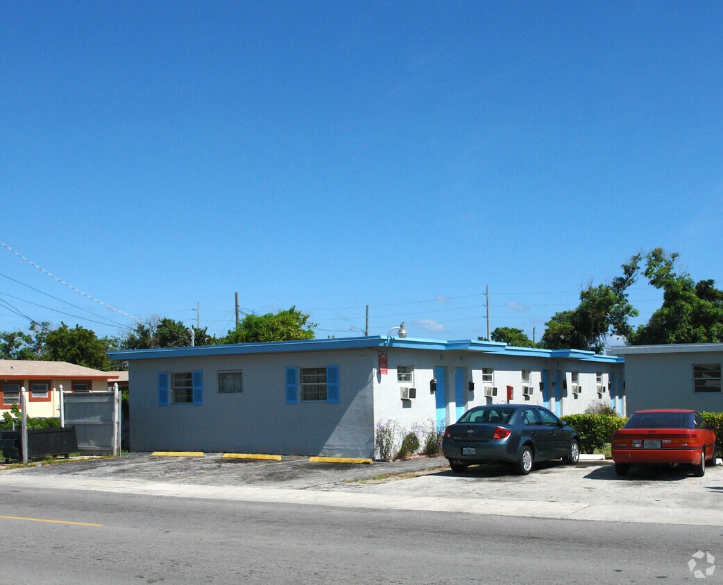 Building Photo - Llerena Gardens