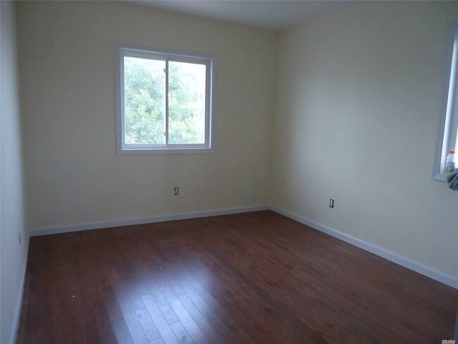 Building Photo - 414 Laurelton Blvd