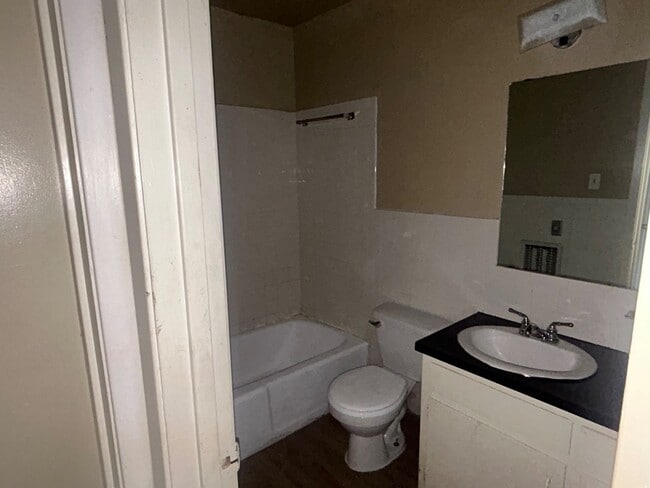 Building Photo - 1900 W 9th St