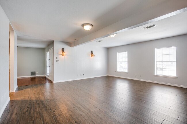 Foto del edificio - Single Story House in Garland w/ Great Yar...