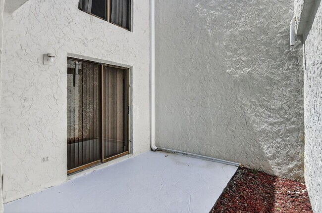 Foto del edificio - 6730 Canary Palm Cir