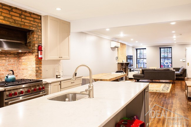 Foto del edificio - 458 Jefferson Ave