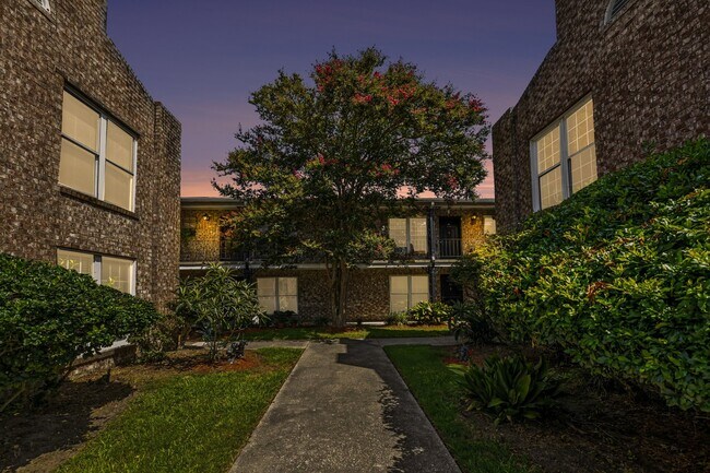 Building Photo - 867 Colony Dr
