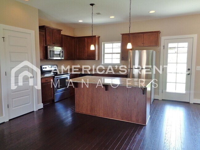 Foto del edificio - DEPOSIT PENDING!!! Two-level Town home for...
