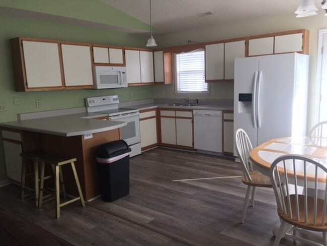 Building Photo - 422 Holly St