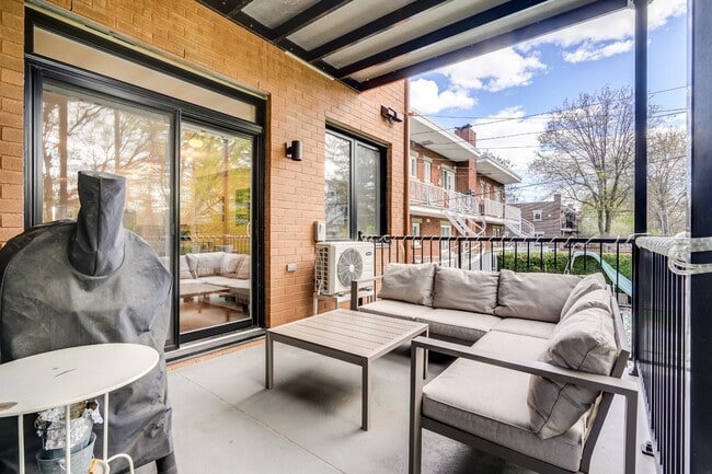 Building Photo - 5571 Rue Beaubien E