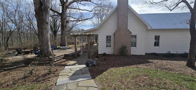 Building Photo - 812 Bessie Ln