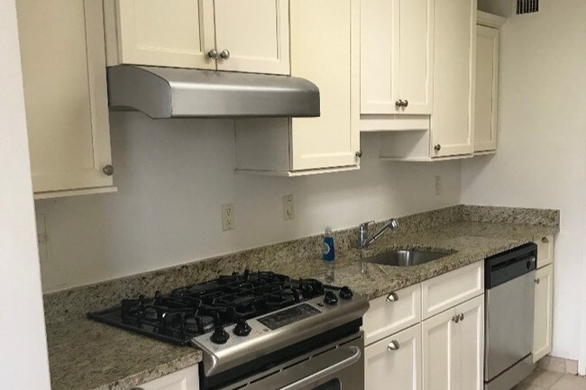 Custom Kitchen - 10401 Grosvenor Pl
