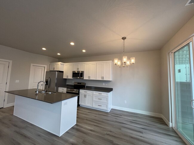 Building Photo - BRAND NEW SAND HOLLOW TOWNHOME FOR RENT!