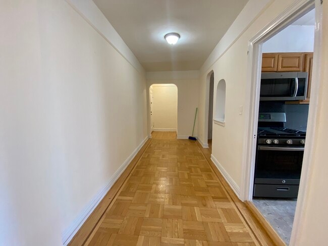 Foyer - 6400 Saunders St