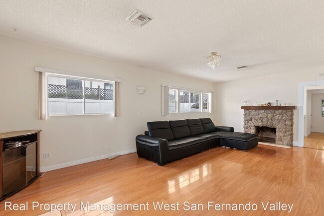 Building Photo - 3 br, 1 bath House - 350 E Myrtle