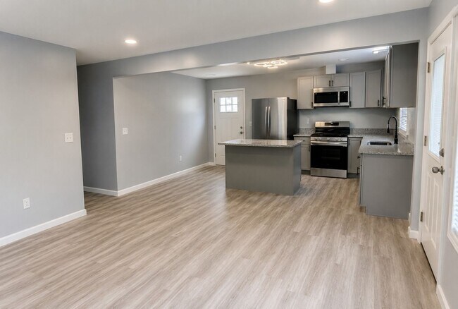 Foto del edificio - Completely Renovated 3-Bedroom Ranch with Modern Finishes & Spacious Open Kitchen