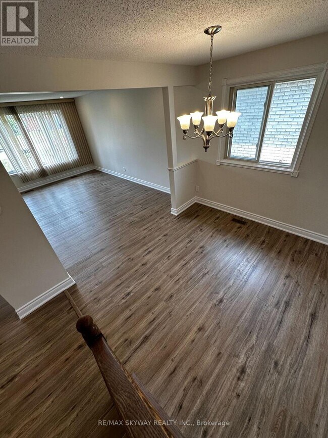 Building Photo - 535 Appledale Crescent