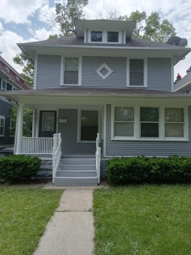 Primary Photo - 415 Victoria Pl