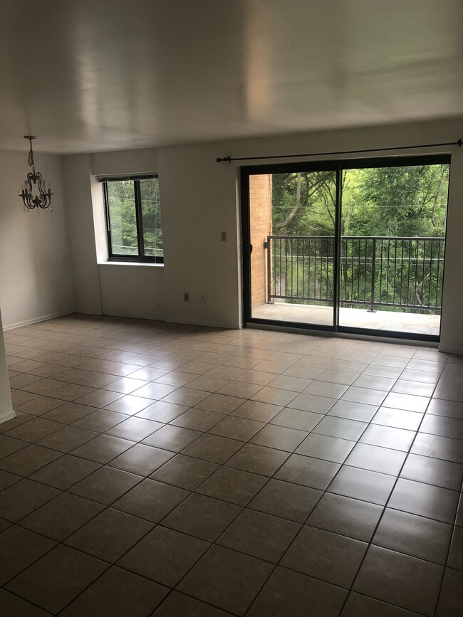 Building Photo - 212 Hugel Dr