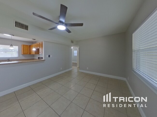 Building Photo - 5151 Flamingo Dr N