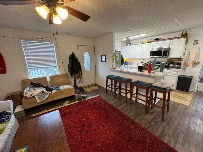 Foto del edificio - Charming 3 bed/2bath Cottage!