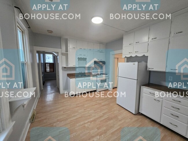 Building Photo - 3010 McArthur Dr