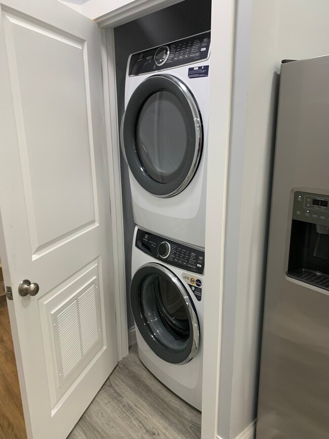 Building Photo - 600 Center St