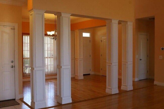 Building Photo - 2908 Northaven Dr