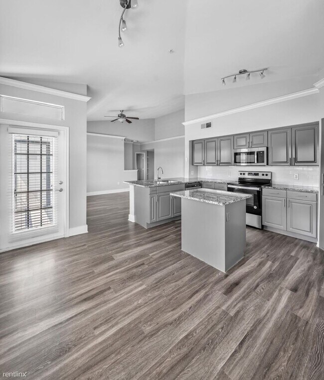 Foto del edificio - Studio, 1 bath Condo - 651 N Highway 183 S...