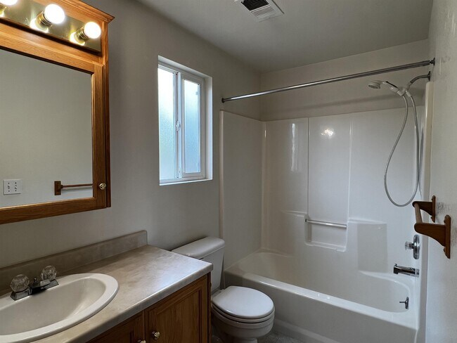 Building Photo - 1331 Fernwood Dr