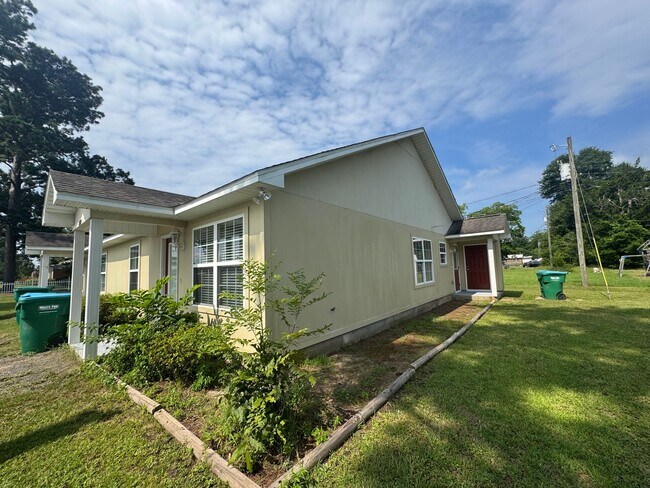 Foto del edificio - Spacious 2-Bedroom 2-Bathroom Duplex Apart...