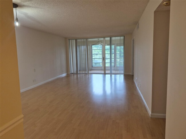 Building Photo - 3151 S Palm Aire Dr