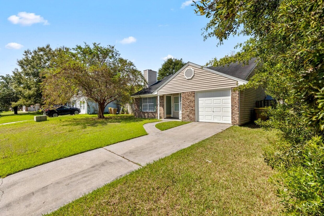 Primary Photo - 3 Bedroom, 2 Bath Home Within Walking Dist...