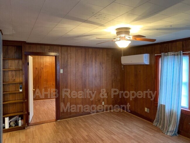 Building Photo - 712 Staley St