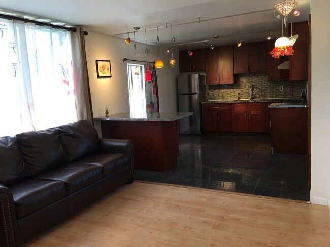 Dining & Living - 845 Hawthorne Pl