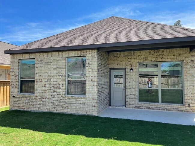 Foto del edificio - 8026 Whisper Grove Dr