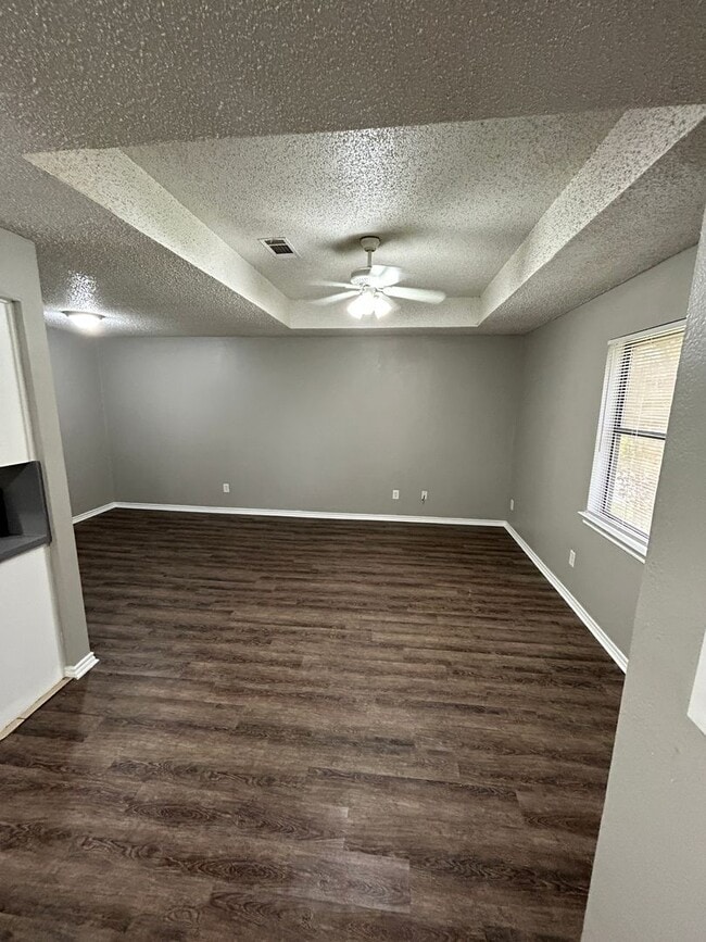 Building Photo - 404 Jordan Ln