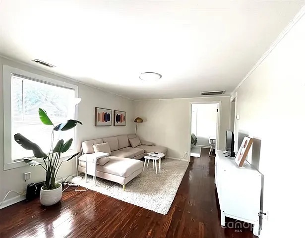 Foto del edificio - Room in Duplex on Charles Ave