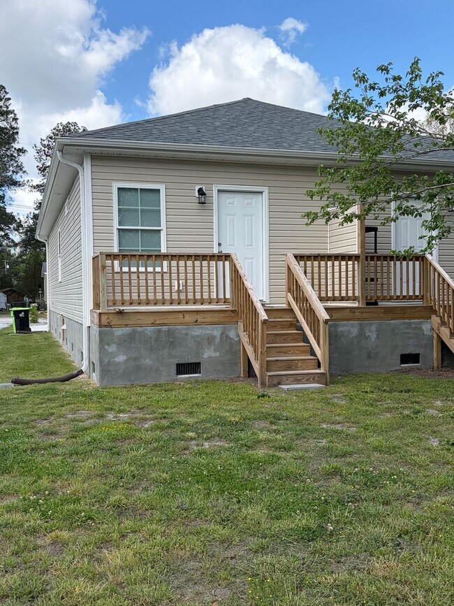 Building Photo - 904 Fort Totten Dr