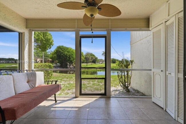 Foto del edificio - 7460 Woodmont Terrace