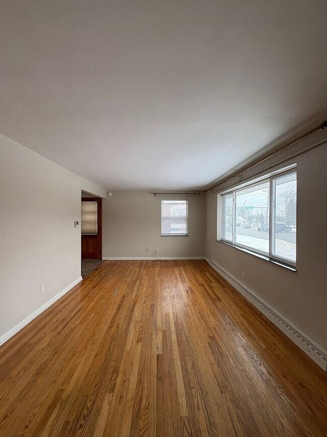 Foto del edificio - Three bedroom two bathroom single story home for rent