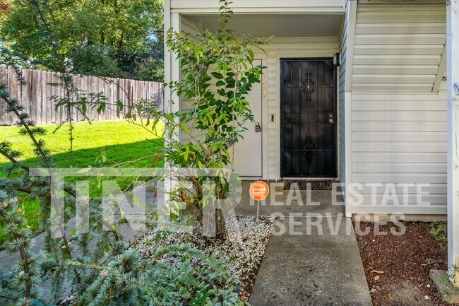 Foto del edificio - Updated Shadow Wood Townhome with Garage 5...