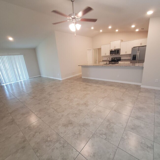 Foto del edificio - Charming 4-Bedroom 2 Bath Retreat with Mod...